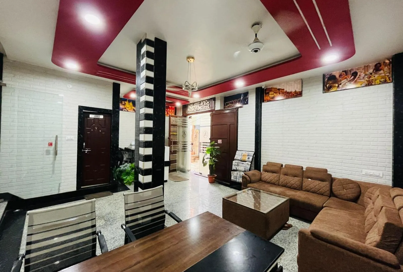 Hotel Aastha International Varanasi 2*,
